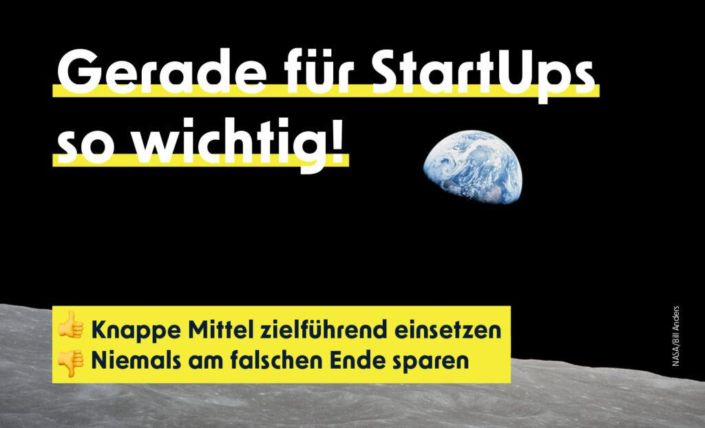Im Vordergrund ist die Mondoberfläche zu sehen, dahinter schwebt die Erde vor schwarzem Hintergrund. Über dem Bild steht in großen, weißen Buchstaben mit gelbem Hintergrund: 'Gerade für StartUps so wichtig!'. Unten links befindet sich ein gelber Kasten mit zwei Daumen-hoch-Symbolen und schwarzer Schrift: 'Knappe Mittel zielführend einsetzen' und 'Niemals am falschen Ende sparen'. Rechts unten ist ein dezenter Schriftzug zu erkennen: 'NASA/Bill Anders'.